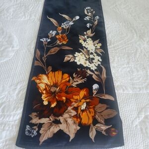 VINTAGE JONS NEW YORK SILK SCARF 56X10 INCHES LONG.